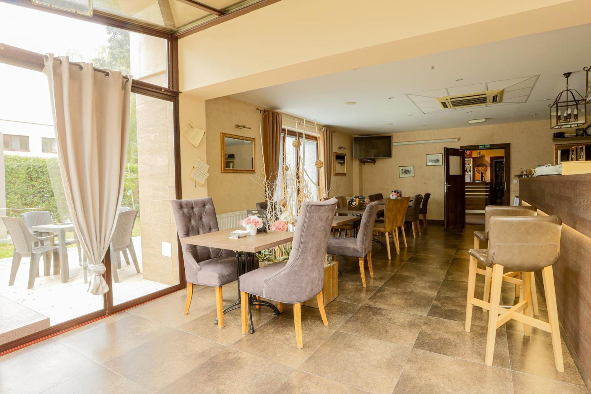 Grand Hotel Senica, Garni Luaran gambar