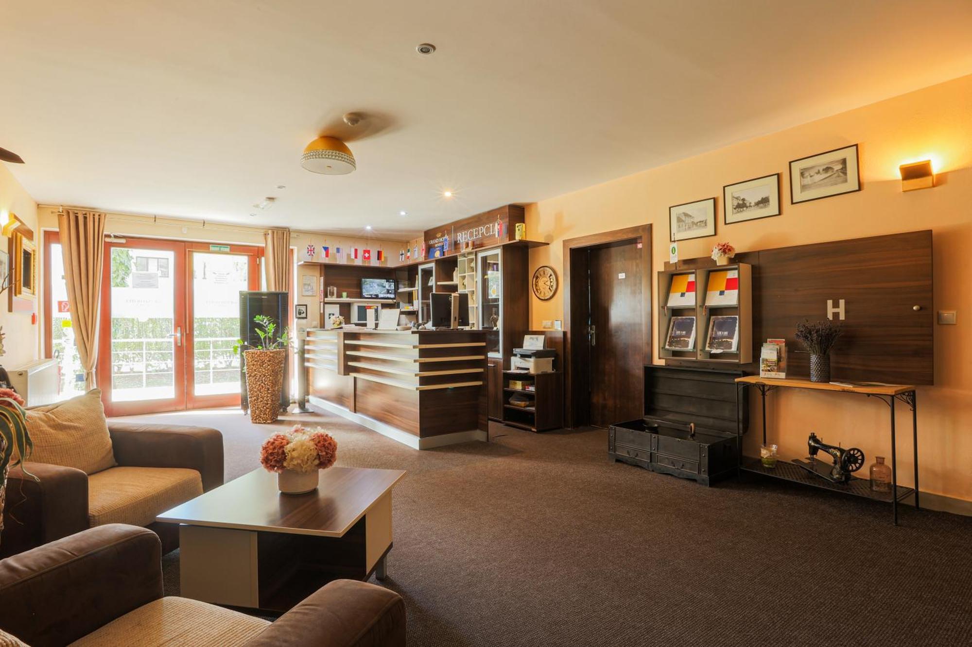 Grand Hotel Senica, Garni Luaran gambar