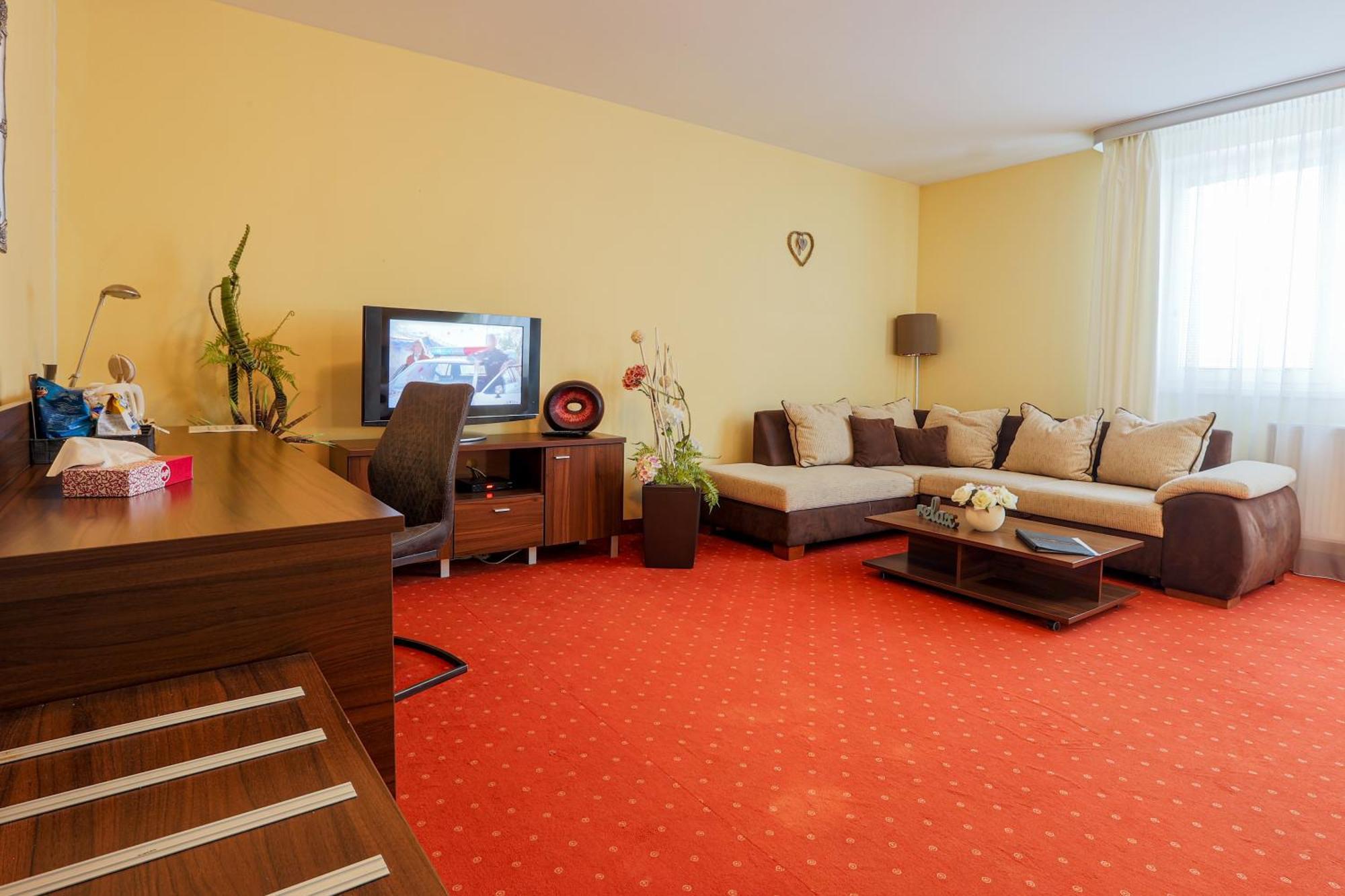 Grand Hotel Senica, Garni Luaran gambar