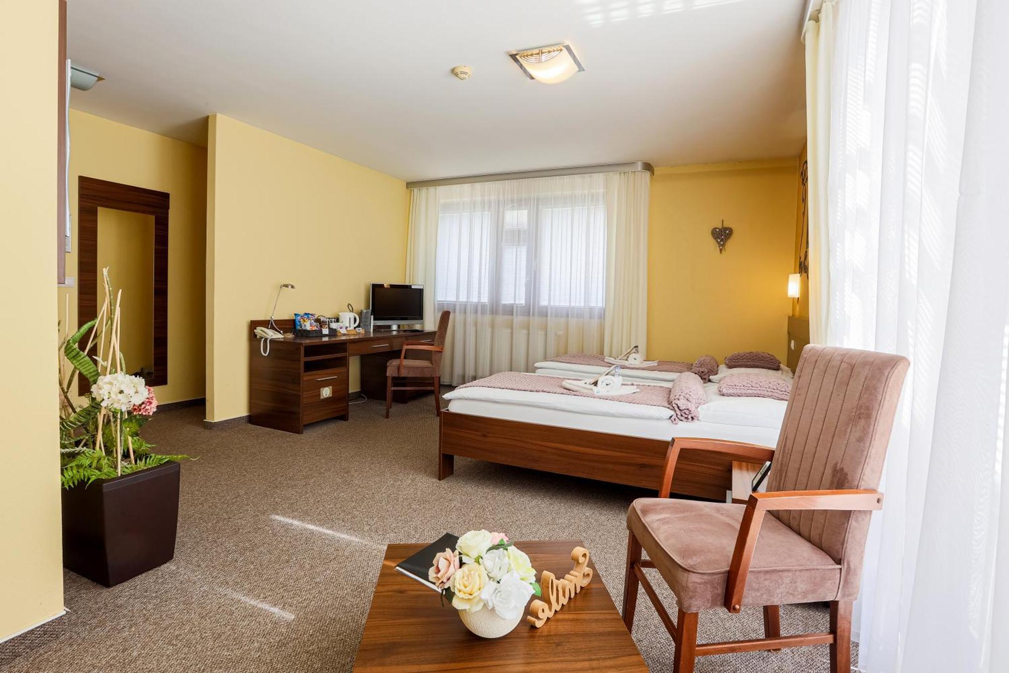 Grand Hotel Senica, Garni Luaran gambar